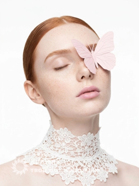 Фэшн портрет в белой студии с бабочкой