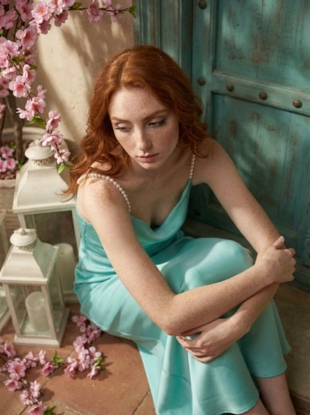 A_woman_with_long_wavy_red_hair_and_freckles_weari-1774496085704