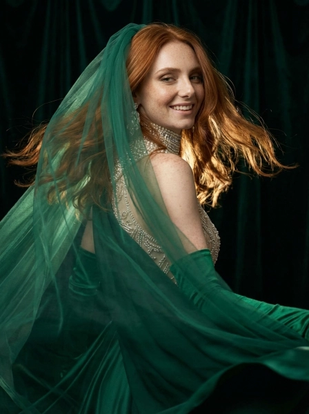 Dynamic_elegant_action_shot_luxury_royal_photogra-1774465377992