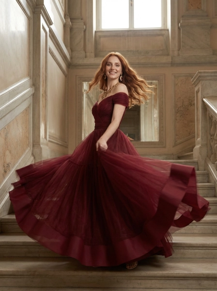 Dynamic_luxury_action_shot_haute_couture_photogra-1774392936732