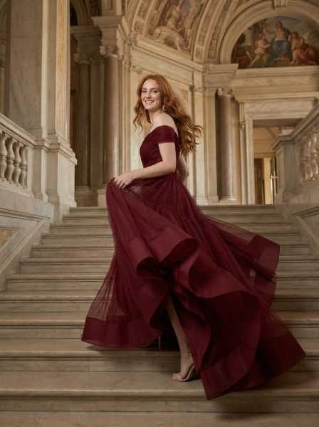 Spontaneous_full-body_luxury_moment_haute_couture-1774392954908