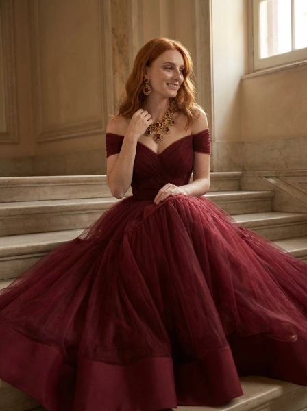 Unposed_elegant_moment_haute_couture_photography-1774392947798