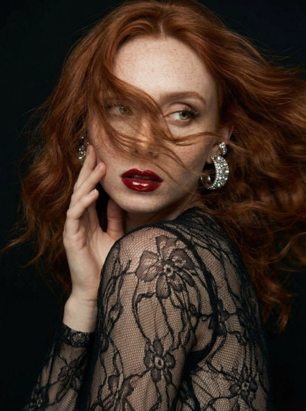 High-fashion_editorial_photograph_dynamic_close-u-1774574813567