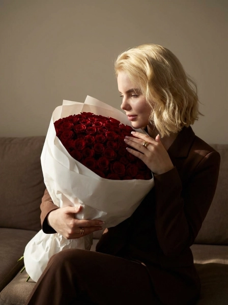 Shot_5_-_Three-quarter_shot_from_side_The_blonde_-1774741493235