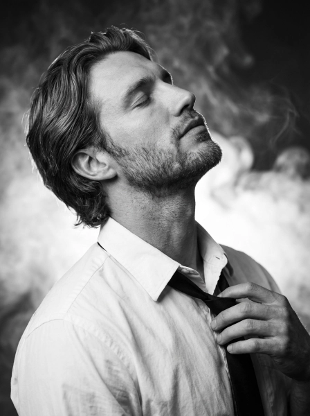 Professional_black_and_white_fashion_editorial_pho-1774902540438